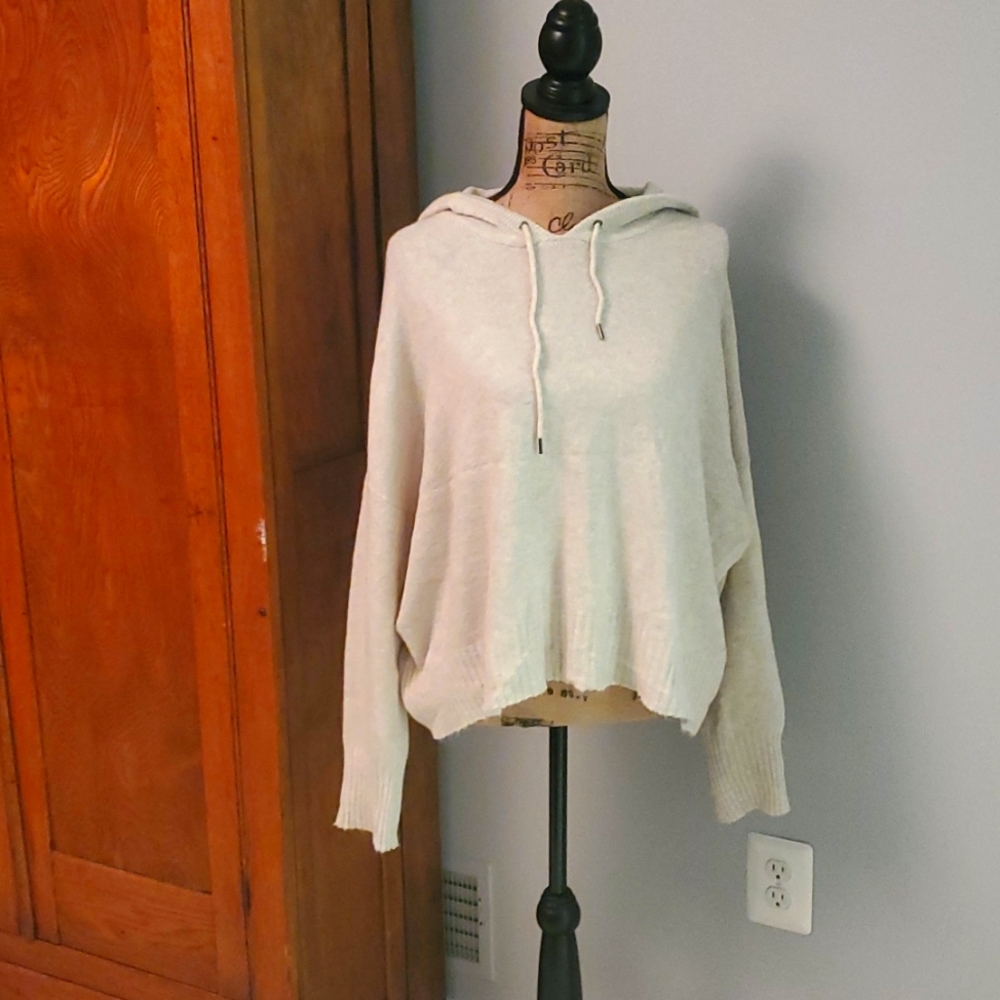 XL American Eagle Outfitters super soft sweater. Cream with soft marbled colors
